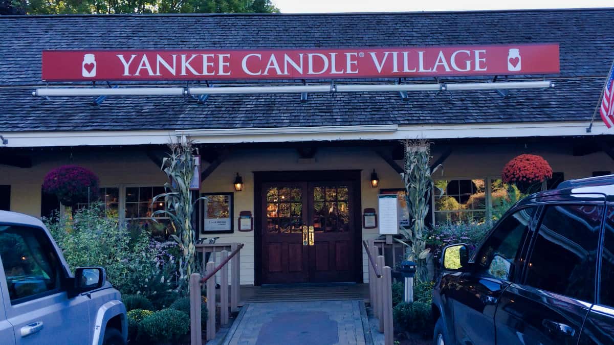 Yankee Candle Village Desktop