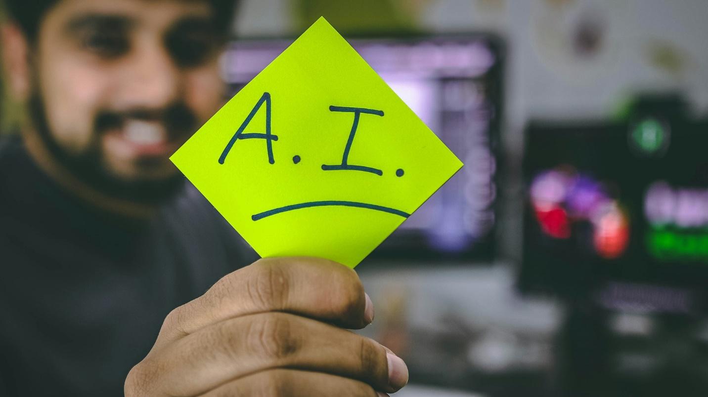 A man holding up a sticky note for info on artificial intelligence in modern SEO